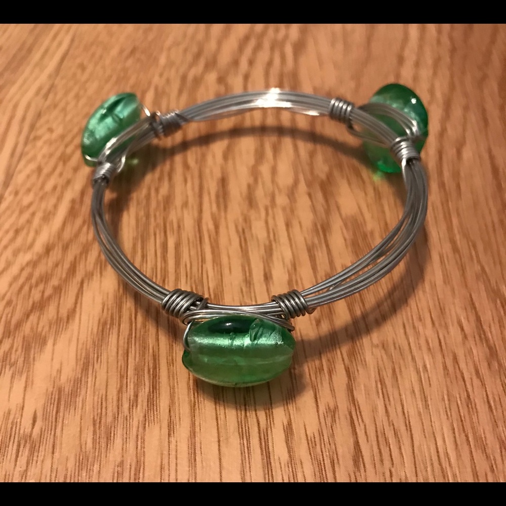 6/$20 NWOT Silver Wrapped Wire Bracelet with Green Resin Simulated Sto…